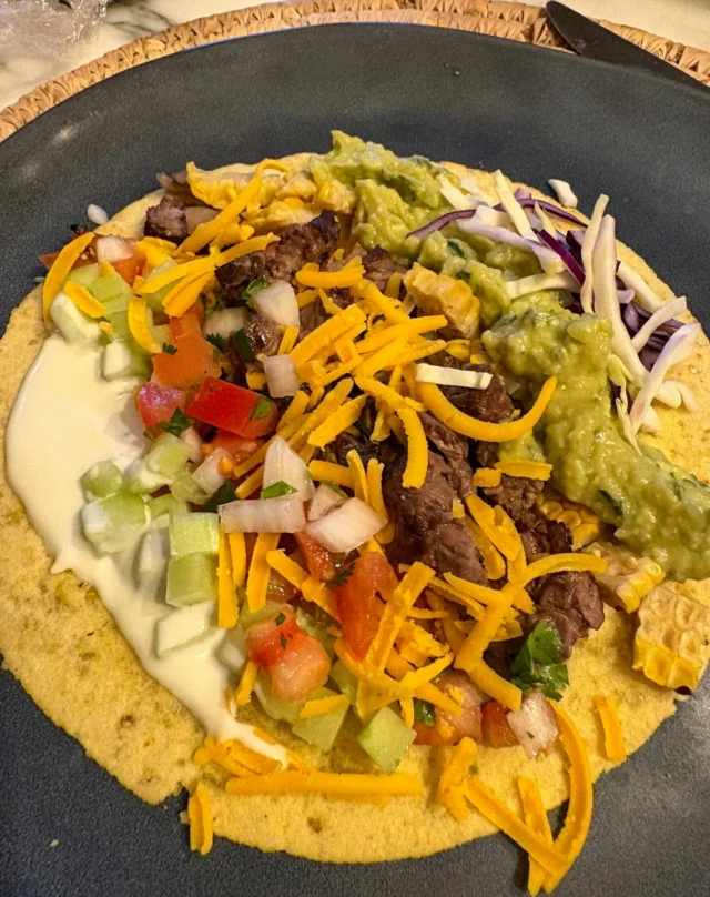 Fajitas au bœuf grillé au Kamado et ses accompagnements
(guacamole, sour cream, concombre, mais grillé, piments, salsa de tomates, chou, cheddar)