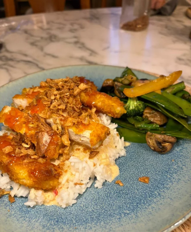 Tasty crousty by Julien :
Poulet croustillant, riz blanc, sauce secrète et légumes sautés