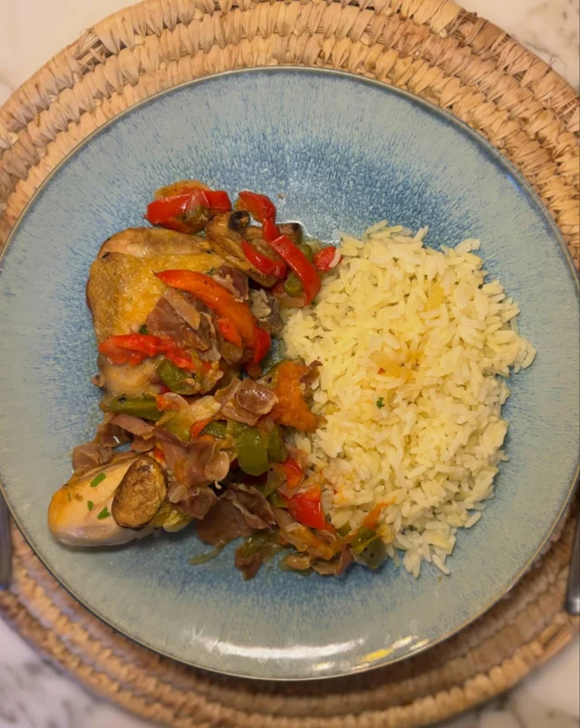 Cuisse de poulet basquaise (tomates, poivrons, ail), riz pilaf
