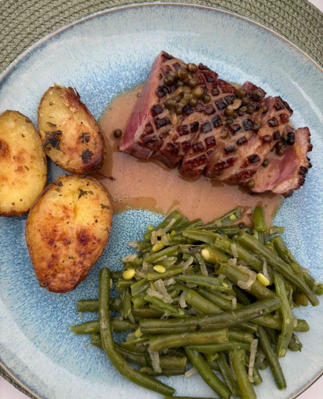 Magret de canard grillé au kamado, sauce au poivre vert, haricots verts, pommes de terre rôties