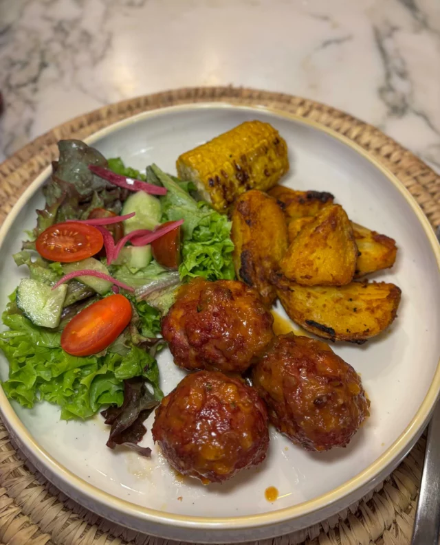 Boulettes au jalapeños et au cheddar, fumées au Kamado, sauce BBQ maison, maïs grillé, salade, country patatoes