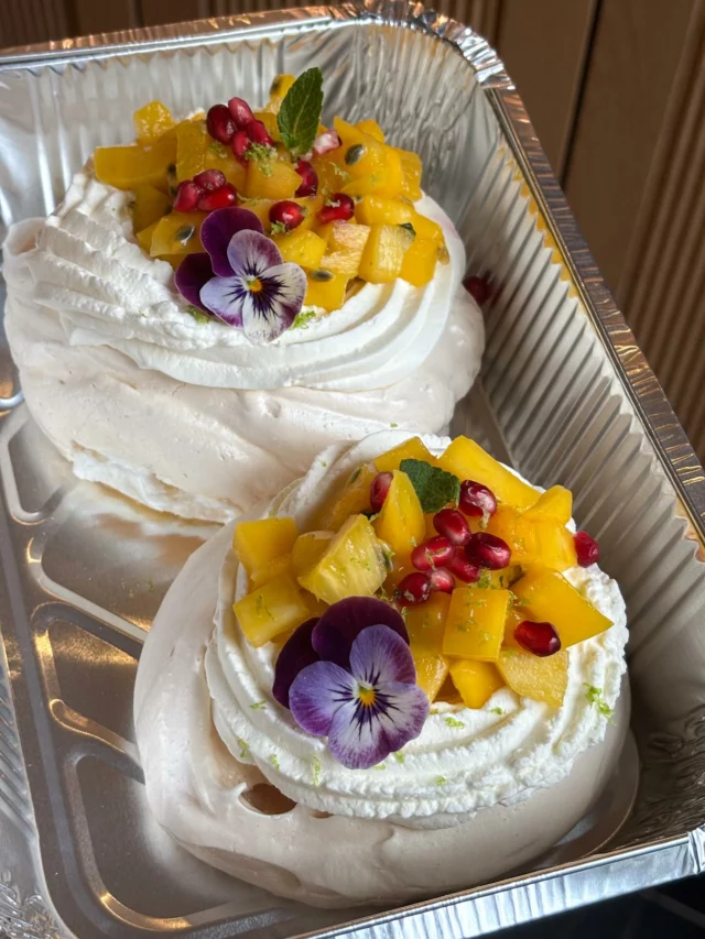 Joyeuses Pâques ! 🌷

Pavlova aux fruits exotiques 

Gigot d’agneau rôti au Kamado, sauce à la menthe, gratin dauphinois, jeunes carottes et petits pois