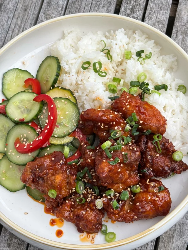 Poulet frit coréen, riz blanc, légumes à la coréenne