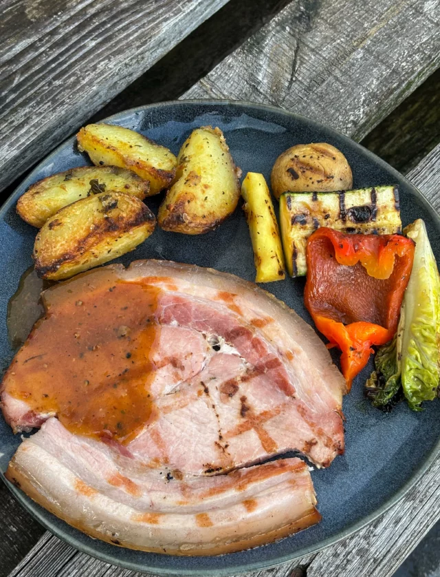 Porchetta grillée au Kamado, jus corsé, légumes grillés, pommes de terre rôties