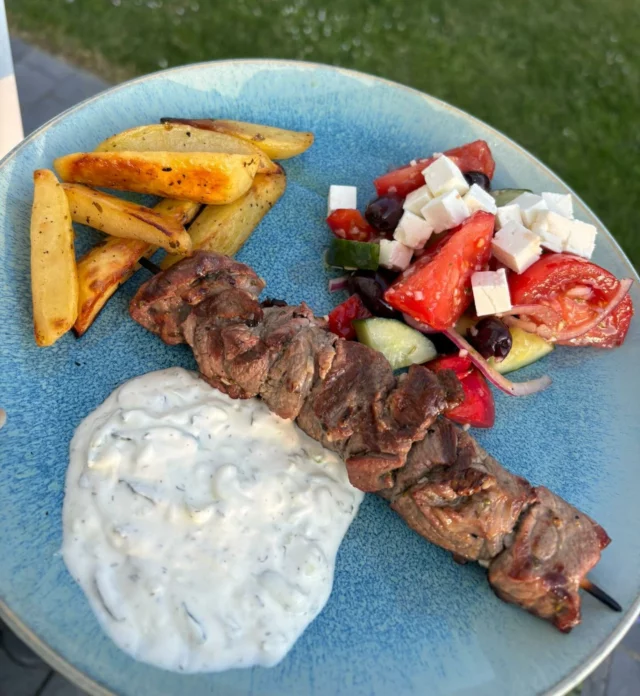 Souvlaki d’agneau, salade grecque, pommes de terre rôties, tzatziki