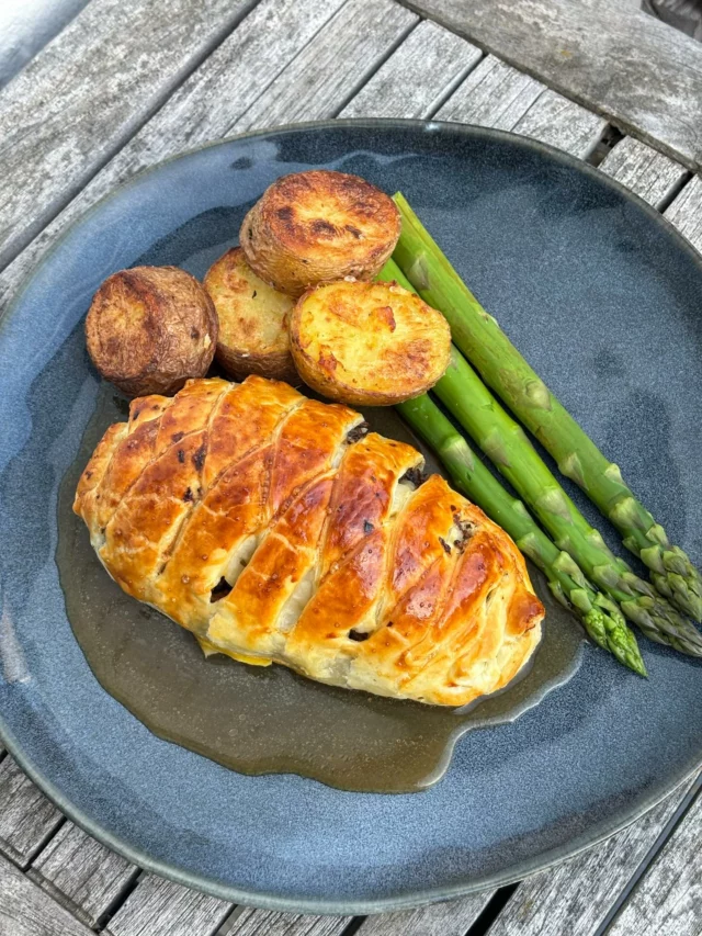 Feuilleté au poulet et aux champignons, asperges vertes, pommes de terre rôties