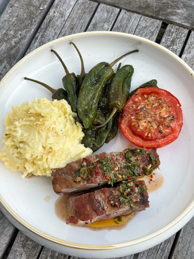 Porc ibérique, purée de pommes de terre fumées, tomate au four, padron, sauce chimichurri