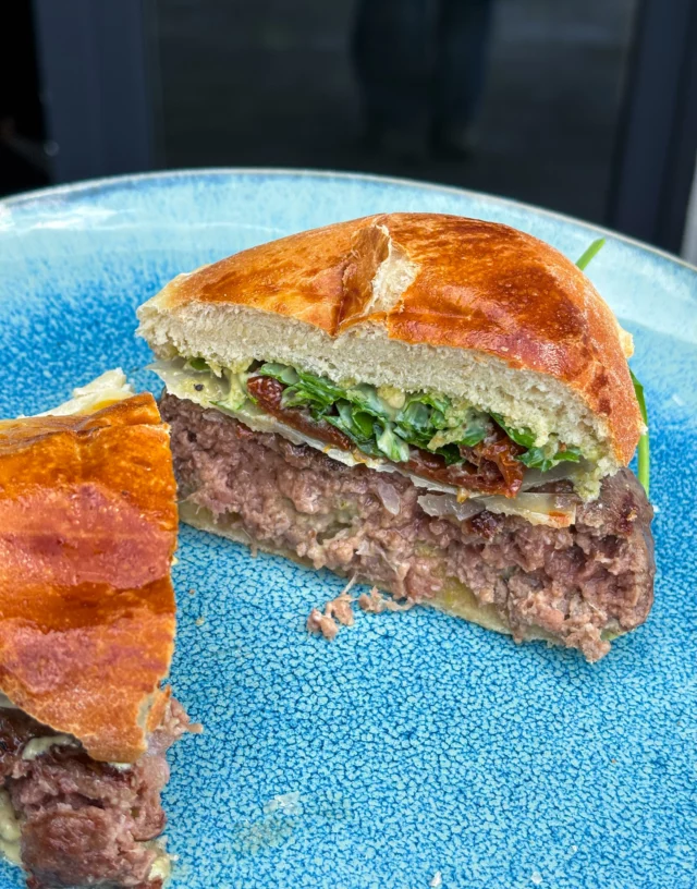 Black angus burger, pain burger maison, mayonnaise au pesto, tomates sechées, roquette, parmesan, country patatoes