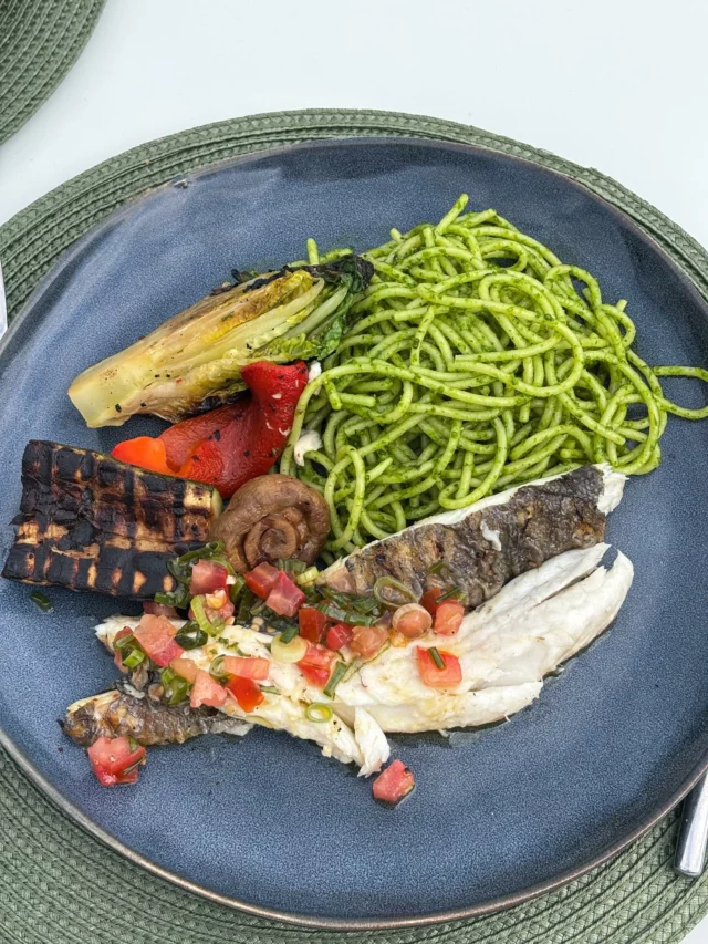 Bar grillé au Kamado, sauce vierge, légumes grillés, pâtes au pesto