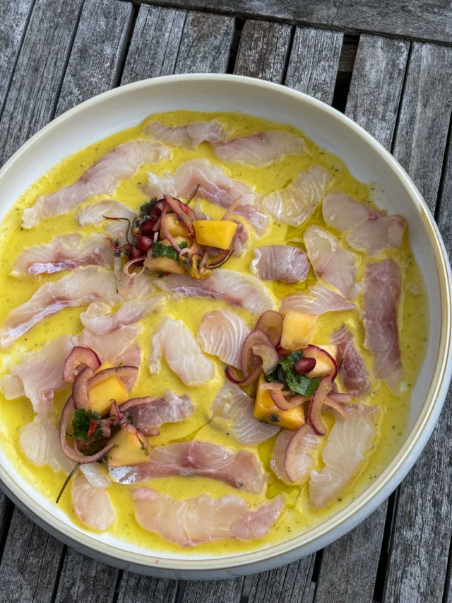 Ceviche de daurade au leche de tigré aux fruits exotiques, salade et crackers thaï