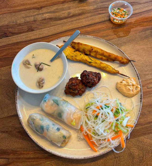 Assiette Thaï:
2 rouleaux de printemps (poulet, scampis ou végé), 2 Tod Man Pla (beignet de poisson), 2 satés de poulet sauce cacahuète, salade de vermicelles à la Vietnamienne, Tom kha kai (soupe de poulet au lait de coco)