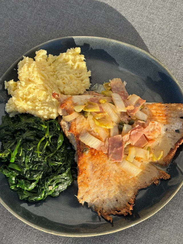Aile de raie aux câpres, chicons et prosciutto, tombée d’épinards, purée