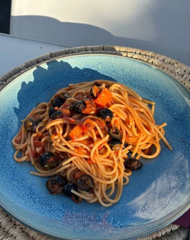 Spaghettis alla puttanesca (piment, câpres, olives, anchois)