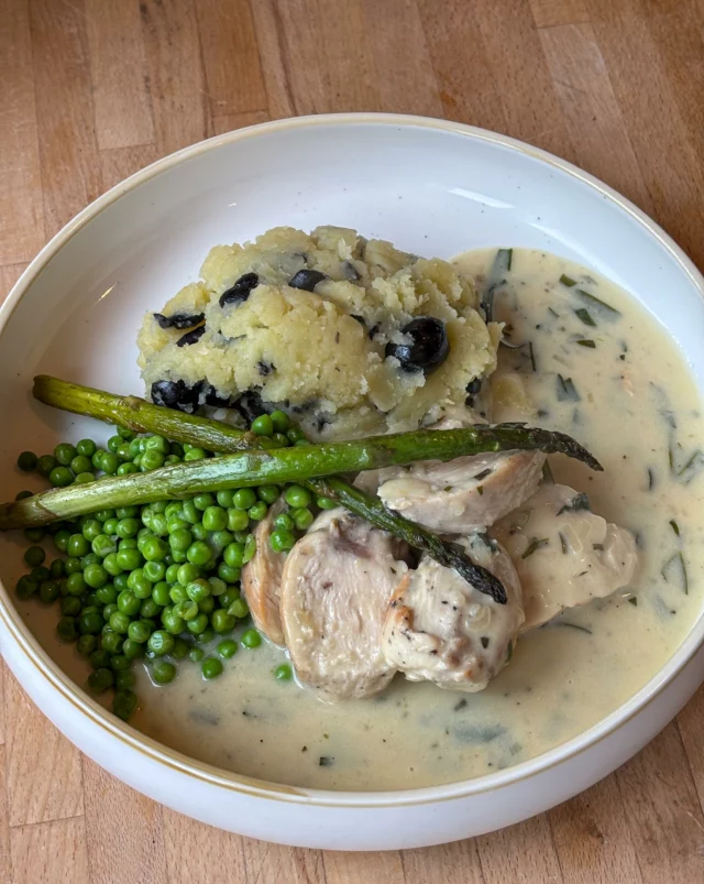 Poulet à l’estragon, purée aux olives, petits pois, asperges vertes