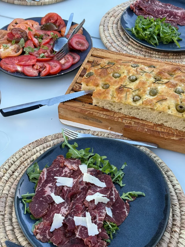 Carpaccio de bœuf Holstein maturé, roquette, parmesan, tomates du moment, foccacia aux olives et romarin