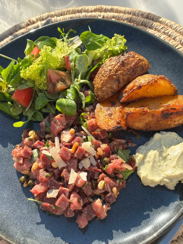 Tartare à l’italienne (mélange de boeuf classique et de boeuf Holstein maturé), country patatoes, mayonnaise au pesto, salade
