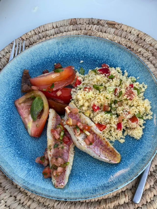 Filets de rouget, sauce vierge, taboulé, tomates du moment