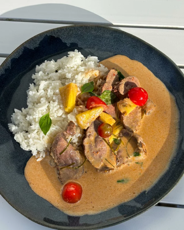 Canard au curry rouge et lait de coco, raisins, ananas, tomates cerises, riz blanc