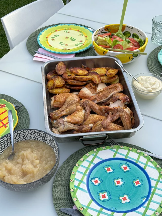Poulet rôti au Kamado, salade, pommes de terre rôties, compote