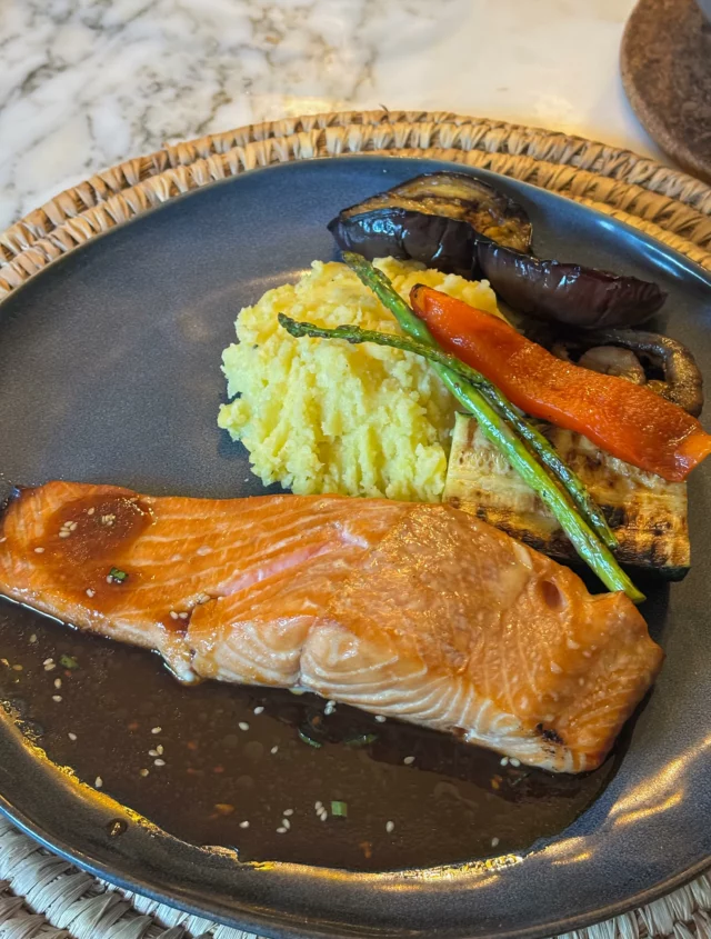 Saumon mi-cuit, fumé sur sa planche, légumes grillés, purée, sauce terriyaki