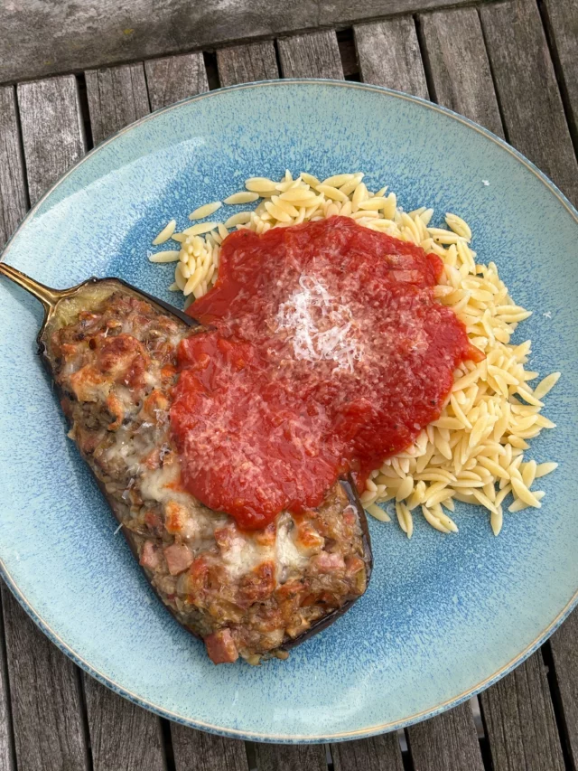 Aubergine farcie, pâtes grecques, sauce tomatée