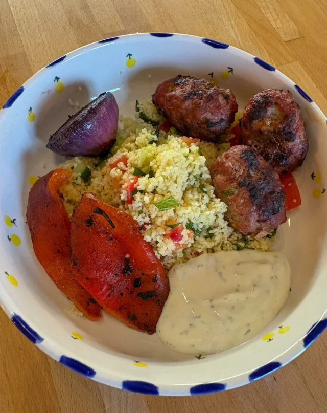 Keftas grillées au Kamado, sauce aux yahourt et aux herbes, taboulé, poivrons et oignons rouges grillés
