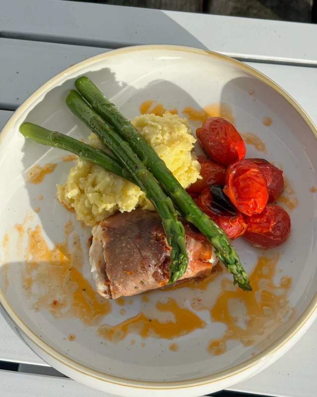 Lotte en robe d’été (jambon italien et tapenade de tomates séchées), tomates cerises rôties, asperges vertes, purée