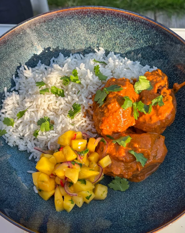 Keftas de poulet à l’indienne, sauce butter chicken, riz blanc, salsa de mangue