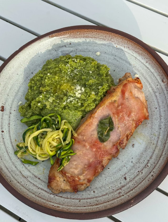 Saltimbocca alla romana, tagliatelles de courgettes, polenta crémeuse aux épinards et parmesan