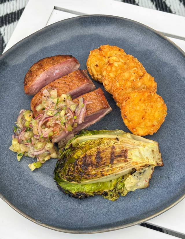 Magret de canard grillé au Kamado, salsa de kiwi, röstis, sucrine grillées