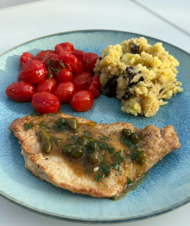 Escalopes de veau au citron et aux câpres, tomates cerises rôties, purée aux olives