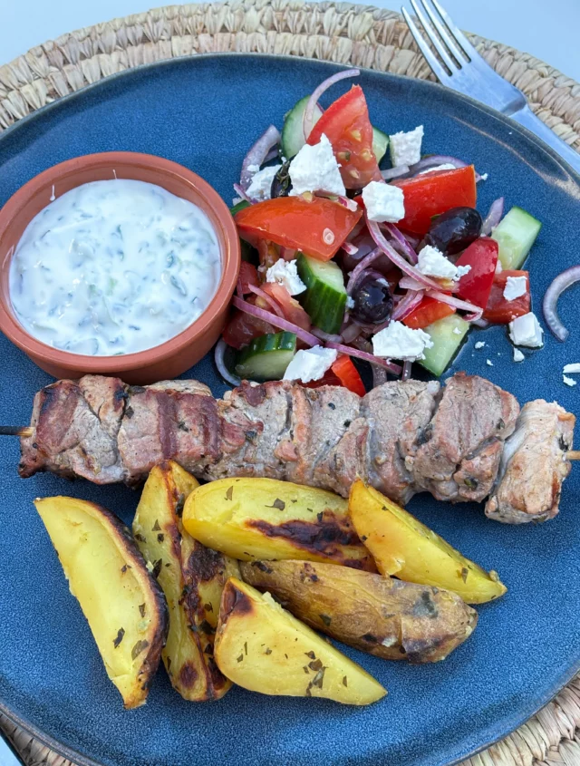 Souvlakis de porc grillé au Kamado, salade grecque, tzatziki, pommes de terre rôties