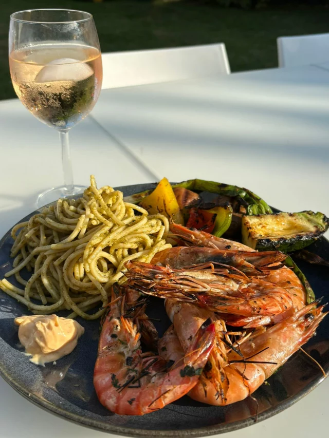 Gambas grillées au kamado, légumes grillés, pâtes au pesto