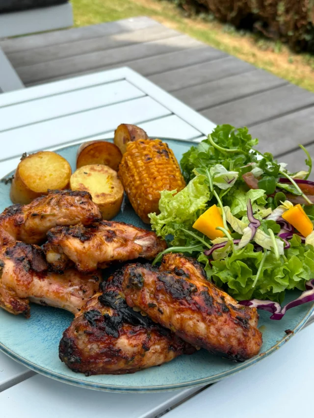 Ailes de poulet piri-piri, mais grillé, salade, pommes de terres rôties de ce soir ! COME ON BELGIUM 🖤💛❤️