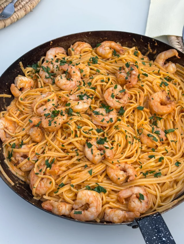 Linguines aux scampis diaboliques, salade