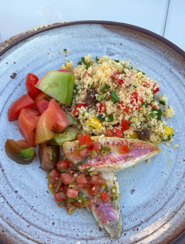 Filets de rouget, sauce vierge, taboulé, tomates du moment