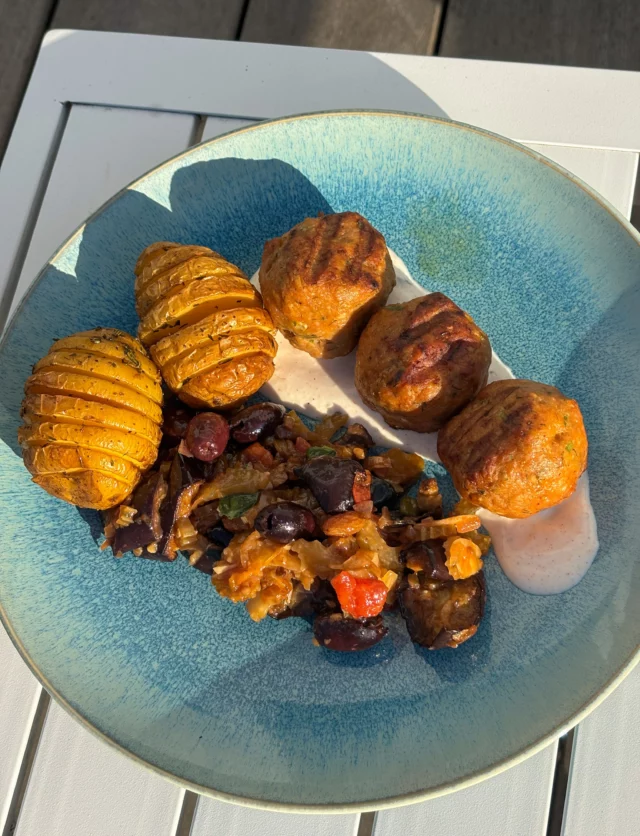 Boulettes de poulet à l’aneth, caponata, labneh citron, pommes de terre hasselback