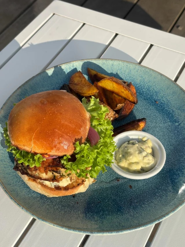 Burger de poisson pané, oignons pickles, salade, sauce tartare maison, country patatoes