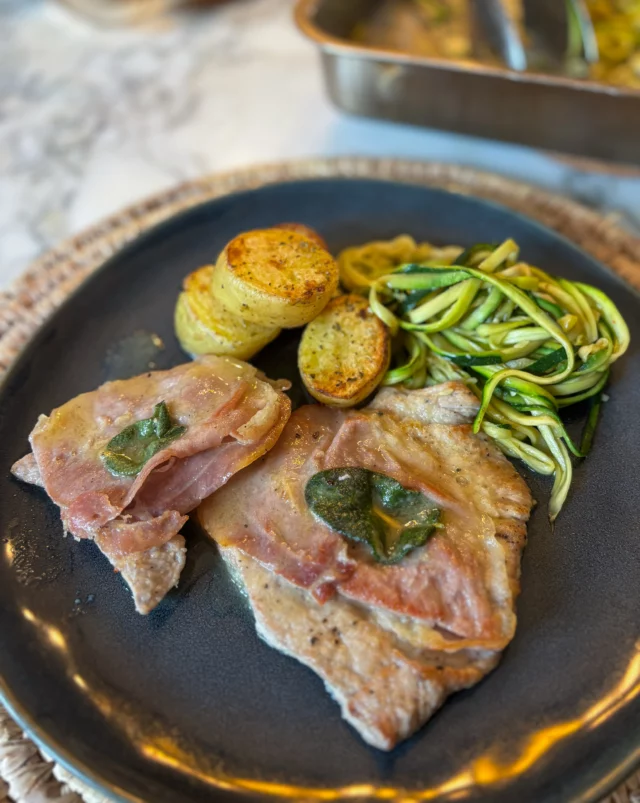 Saltimboccas alla romana (sauge et jambon italien), tagliatelles de courgettes, pommes de terre rôties