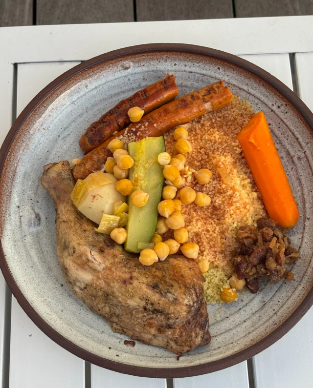Couscous, poulet, merguez et son confit d’oignons, raisins