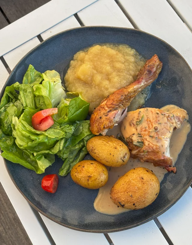 Poulet rôti au kamado, sauce à l’estragon, pommes de terres rôties, compote, salade
