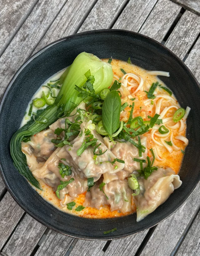 Soupe de wonton au curry rouge, nouilles et pak choi