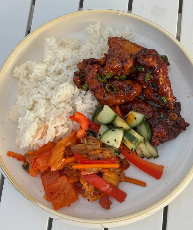 Poulet frit à la coréenne, riz blanc, légumes à la coréenne