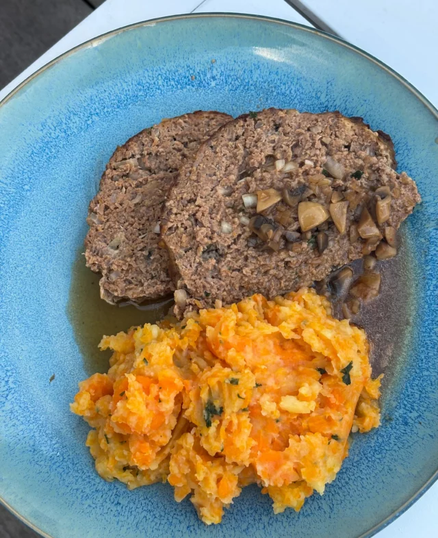 Pain de viande, sauce aux champignons, stoemp de carottes
