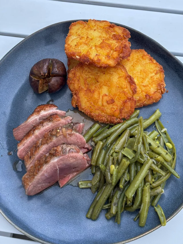 Magret de canard grillé au Kamado, sauce au poivre vert, haricots verts, figue, röstis
