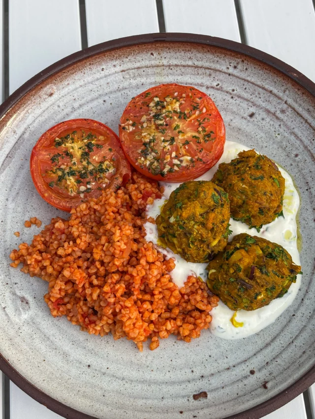 Keftas de poisson, sauce au yahourt, boulgour à la sauce tomate, tomate au four