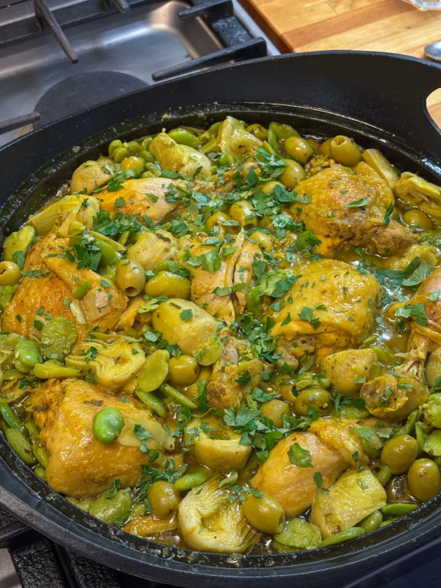 Tajine de poulet aux olives et citron confit, fèves, artichauts, pain