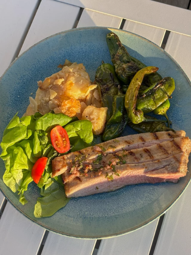 Porc ibérique, sauce chimichurri, gratin de pommes de terre au citron vert et noix de coco, padróns