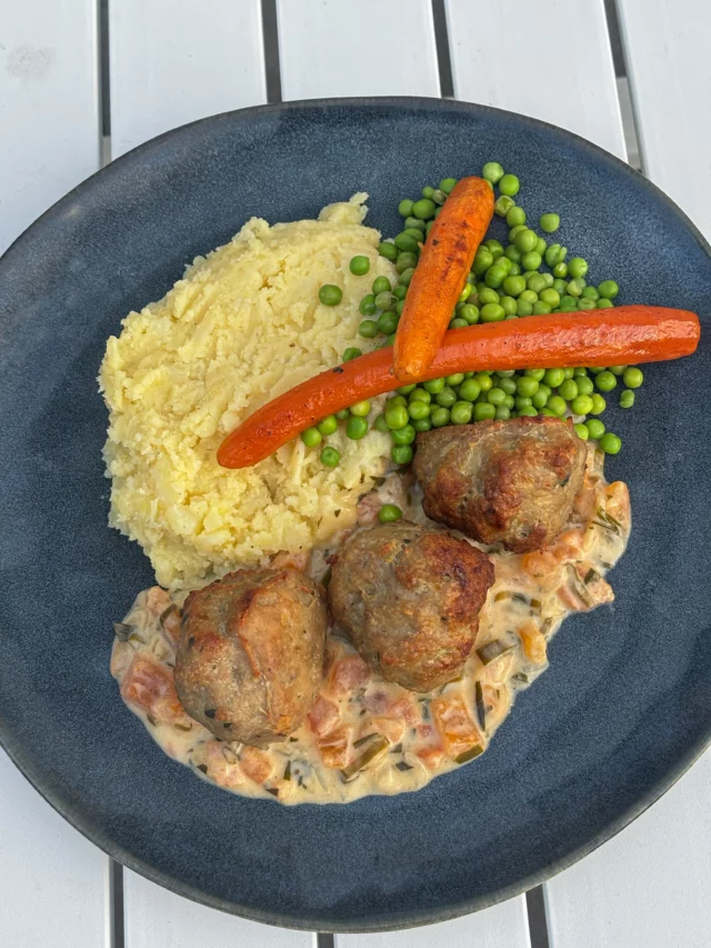 Boulettes sauce Sambre-et-Meuse, purée, carottes, petits pois
