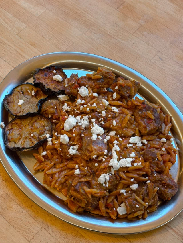 Giouvetsi (agneau mijoté et pâtes grecques), aubergine